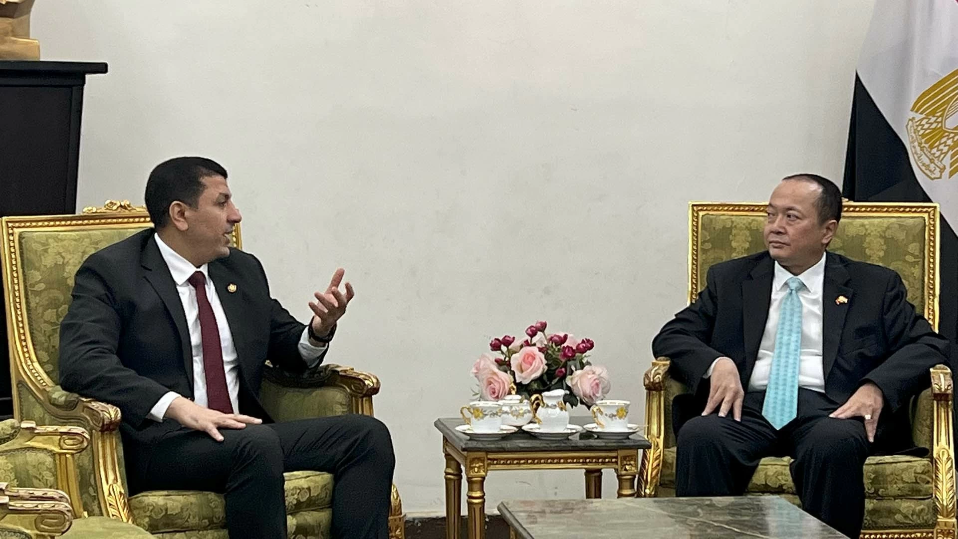 Ông Mohammed Reda, đại diện Phủ Tổng thống Ai Cập và Đại sứ Nguyễn Huy Dũng. Ông Mohammed Reda, đại diện Phủ Tổng thống Ai Cập và Đại sứ Nguyễn Huy Dũng.