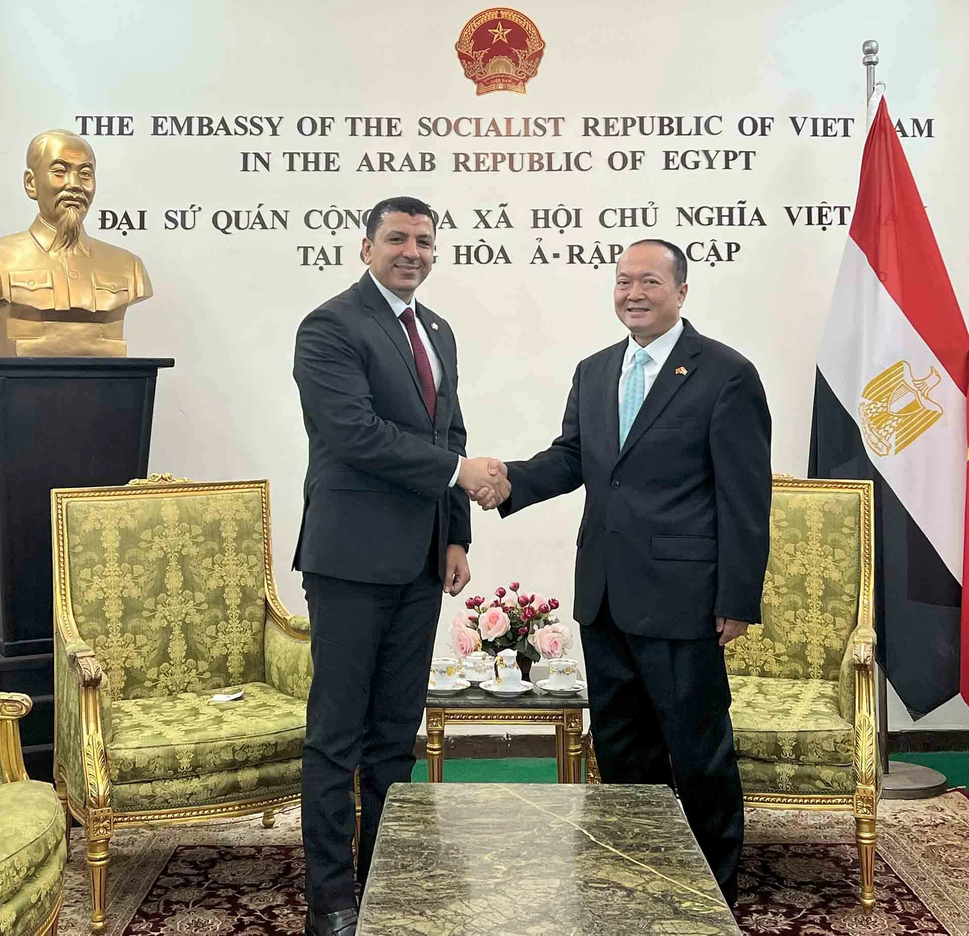 Ông Mohammed Reda, đại diện Phủ Tổng thống Ai Cập và Đại sứ Nguyễn Huy Dũng. Ông Mohammed Reda, đại diện Phủ Tổng thống Ai Cập và Đại sứ Nguyễn Huy Dũng.
