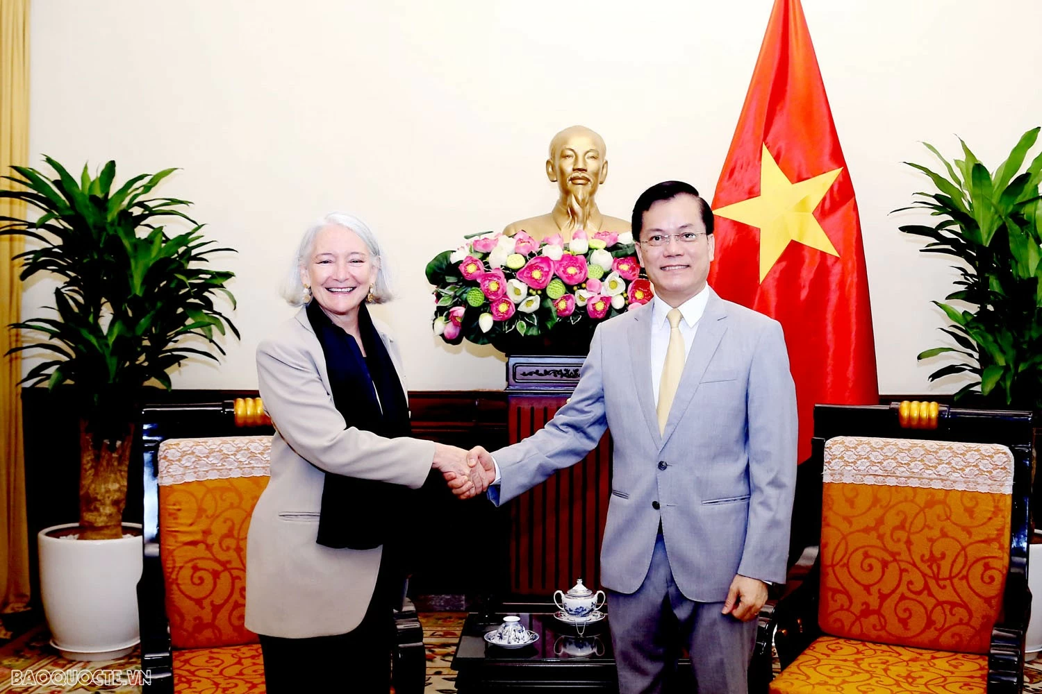 Thứ trưởng Ngoại giao Hà Kim Ngọc tiếp Đại diện Văn phòng đa quốc gia của Cao ủy Liên hợp quốc về người tị nạn (UNHCR) phụ trách Việt Nam Thứ trưởng Ngoại giao Hà Kim Ngọc tiếp Đại diện Văn phòng đa quốc gia của Cao ủy Liên hợp quốc về người tị nạn phụ trách Việt Nam