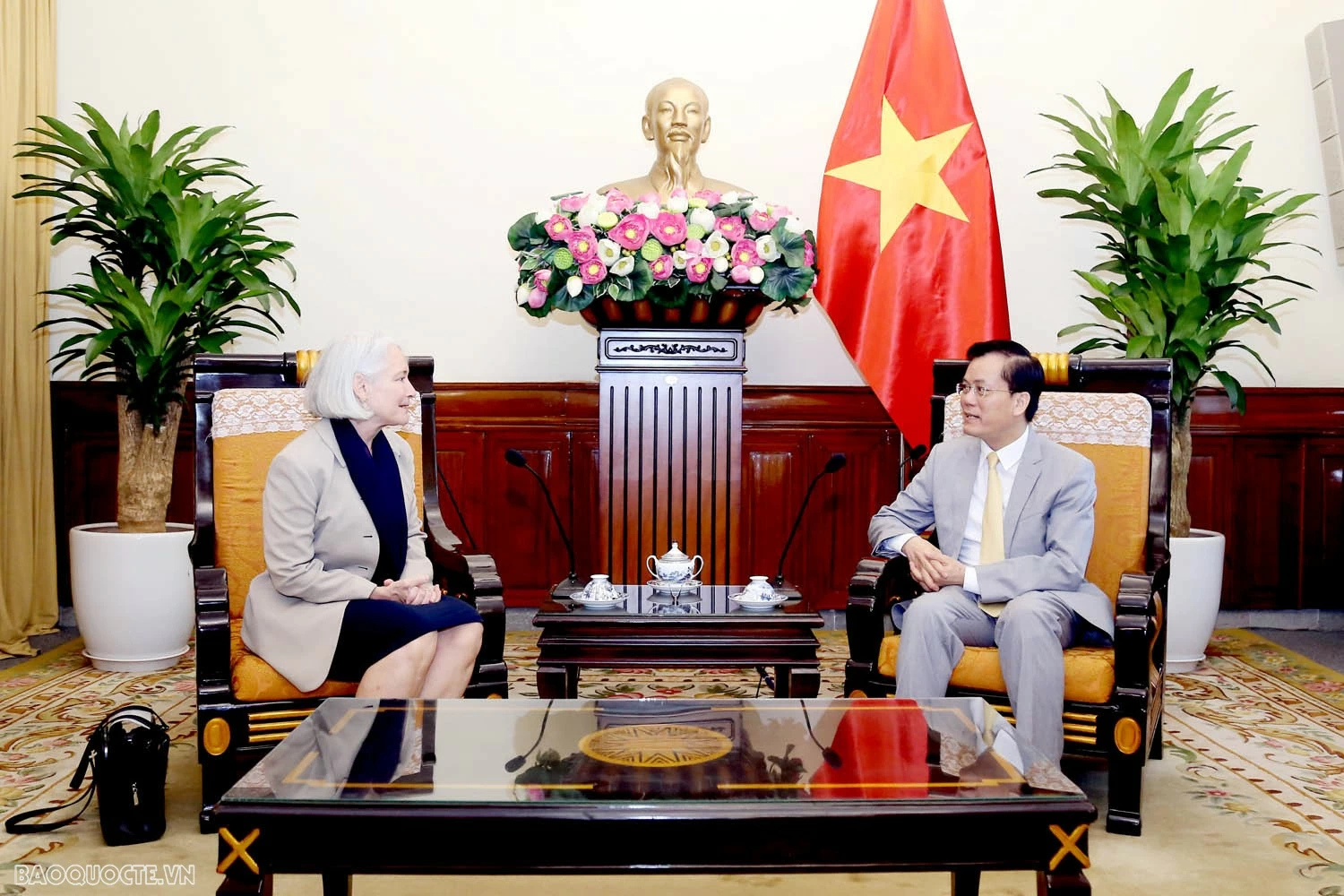 Thứ trưởng Ngoại giao Hà Kim Ngọc tiếp Đại diện Văn phòng đa quốc gia của Cao ủy Liên hợp quốc về người tị nạn (UNHCR) phụ trách Việt Nam Thứ trưởng Ngoại giao Hà Kim Ngọc tiếp Đại diện Văn phòng đa quốc gia của Cao ủy Liên hợp quốc về người tị nạn phụ trách Việt Nam