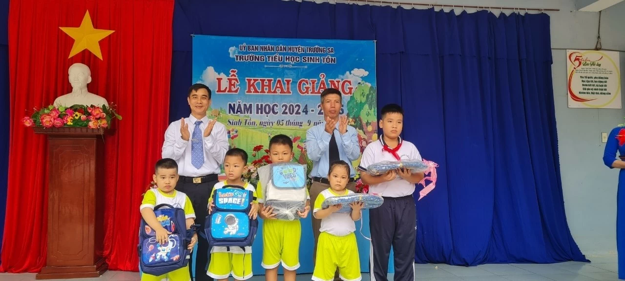 Không khí rộn ràng ngày khai giảng ở huyện đảo Trường Sa Không khí rộn ràng ngày khai giảng ở huyện đảo Trường Sa
