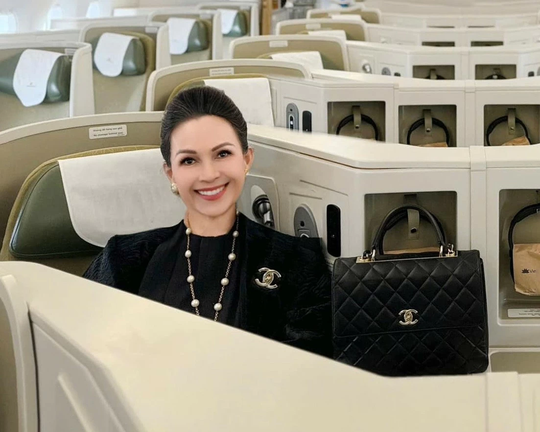 Diễm My cười rạng rỡ trên chuyến bay từ Sydney (Australia) về TP. Hồ Chí Minh sau thời gian nghỉ ngơi. Nữ diễn viên khoe nhan sắc tuổi 62 với váy đen, kết hợp vòng ngọc trai, cài áo và túi xách đều của nhà mốt Chanel, tổng giá trị khoảng gần 300 triệu đồng. Trên máy bay, người đẹp được nhận xét trông lộng lẫy không khác đi tiệc. Diễm My cười rạng rỡ trên chuyến bay từ Sydney (Australia) về TP. Hồ Chí Minh sau thời gian nghỉ ngơi. Nữ diễn viên khoe nhan sắc tuổi 62 với váy đen, kết hợp vòng ngọc trai, cài áo và túi xách đều của nhà mốt Chanel, tổng giá trị khoảng gần 300 triệu đồng. Trên máy bay, người đẹp được nhận xét trông lộng lẫy không khác đi tiệc.