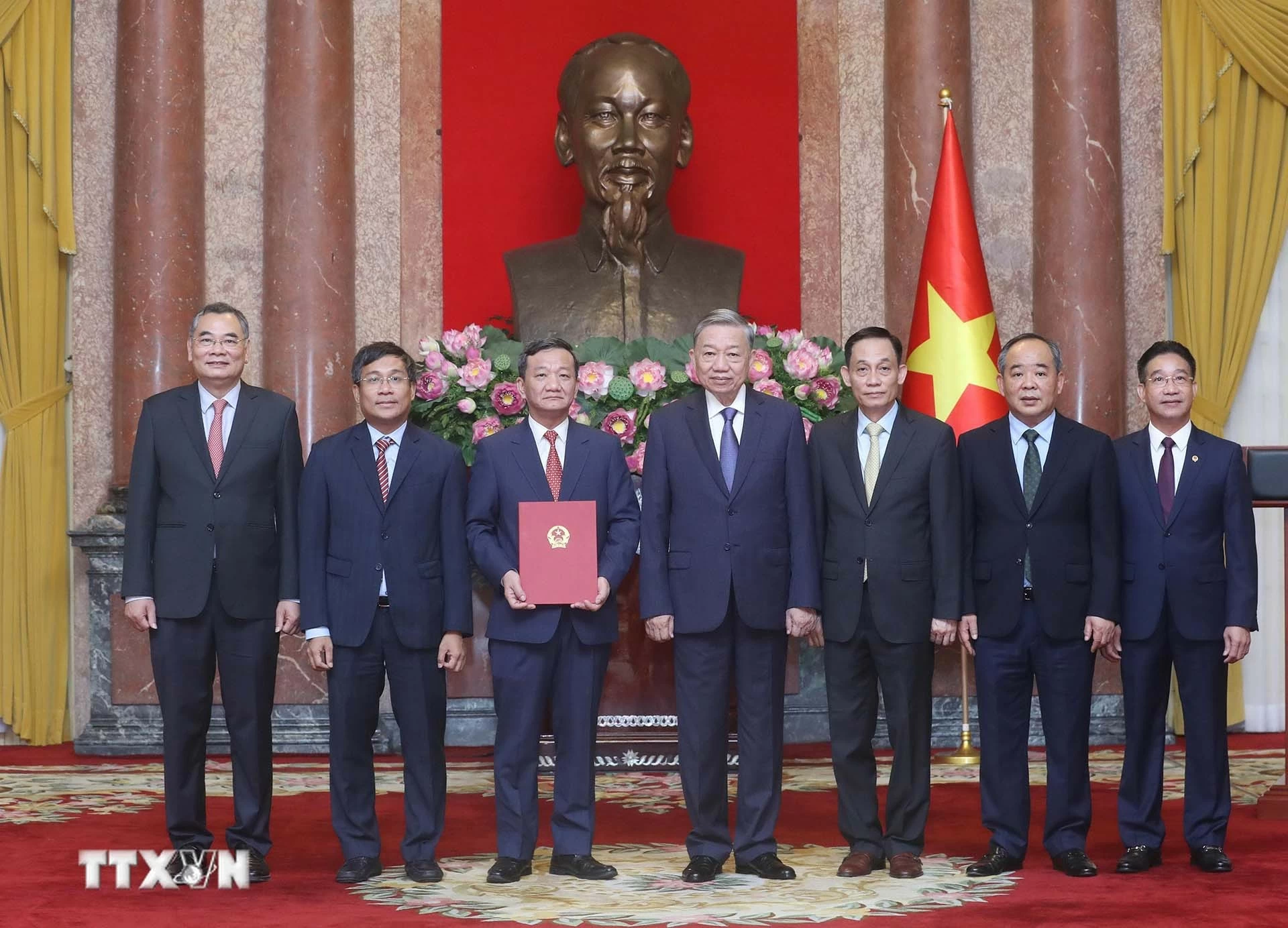 Tổng Bí thư, Chủ tịch nước Tô Lâm trao Quyết định bổ nhiệm Đại sứ Tổng Bí thư, Chủ tịch nước Tô Lâm trao Quyết định bổ nhiệm Đại sứ