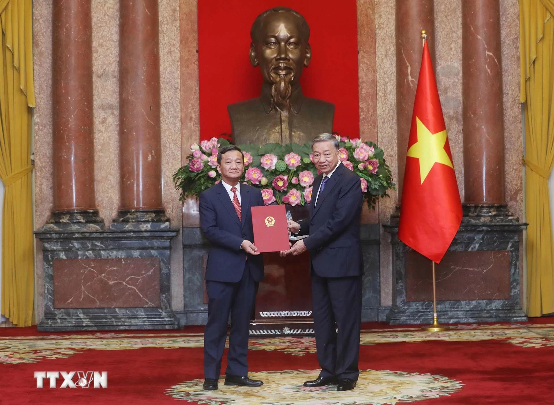 Tổng Bí thư, Chủ tịch nước Tô Lâm trao Quyết định bổ nhiệm Đại sứ Tổng Bí thư, Chủ tịch nước Tô Lâm trao Quyết định bổ nhiệm Đại sứ