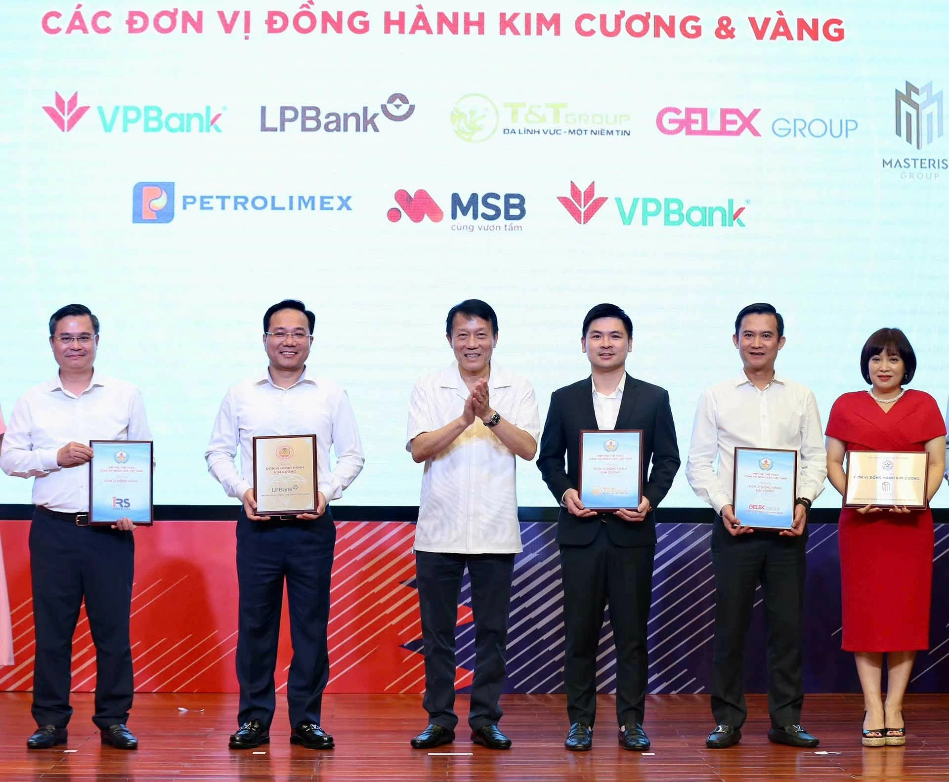 Phó Chủ tịch HĐQT Tập đoàn T&T Group Đỗ Vinh Quang (thứ ba từ phải sang) nhận bảng danh vị nhà đồng hành kim cương từ hiệp hội thể thao CAND. Phó Chủ tịch HĐQT Tập đoàn T&T Group Đỗ Vinh Quang (thứ ba từ phải sang) nhận bảng danh vị nhà đồng hành kim cương từ hiệp hội thể thao CAND.