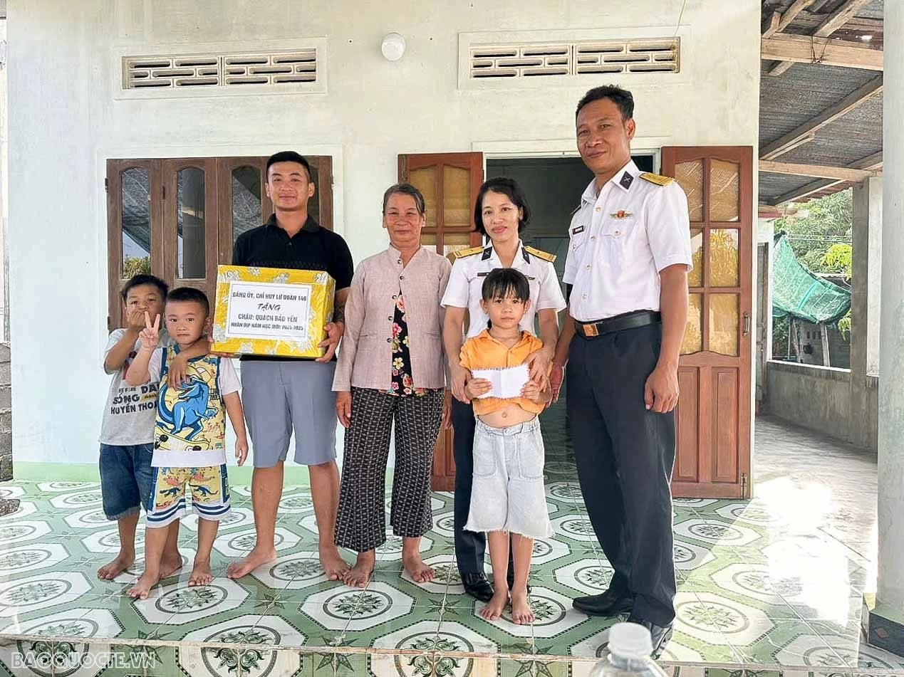 Đại diện lãnh đạo chỉ huy Lữ đoàn 146 tặng quà cháu Quách Bảo Yến nhân dịp lễ Khai giảng Đại diện lãnh đạo chỉ huy Lữ đoàn 146 tặng quà cháu Quách Bảo Yến nhân dịp lễ Khai giảng