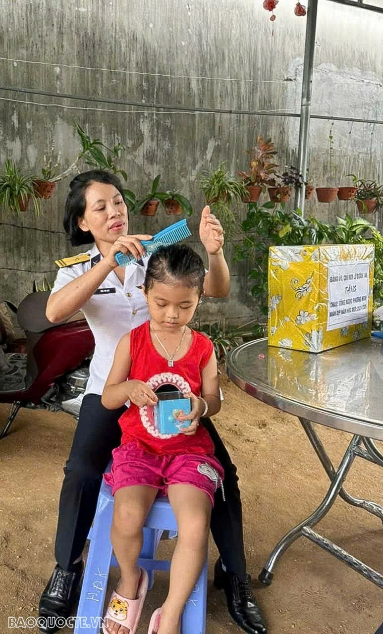 Đồng chí Thiếu tá QNCN Thái Thị Huệ Chủ tịch Hội phụ nữ Lữ đoàn 146 gần gũi động viên cháu Tống Ngọc phương Nghi Đồng chí Thiếu tá QNCN Thái Thị Huệ Chủ tịch Hội phụ nữ Lữ đoàn 146 gần gũi động viên cháu Tống Ngọc phương Nghi