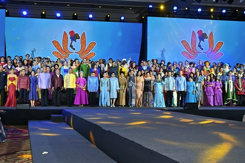 Đại sứ Việt Nam tại Thái Lan cùng phu nhân trình diễn trang phục truyền thống trên nền chất liệu lụa Thái Đại sứ Việt Nam tại Thái Lan cùng phu nhân trình diễn trang phục truyền thống trên nền chất liệu lụa Thái