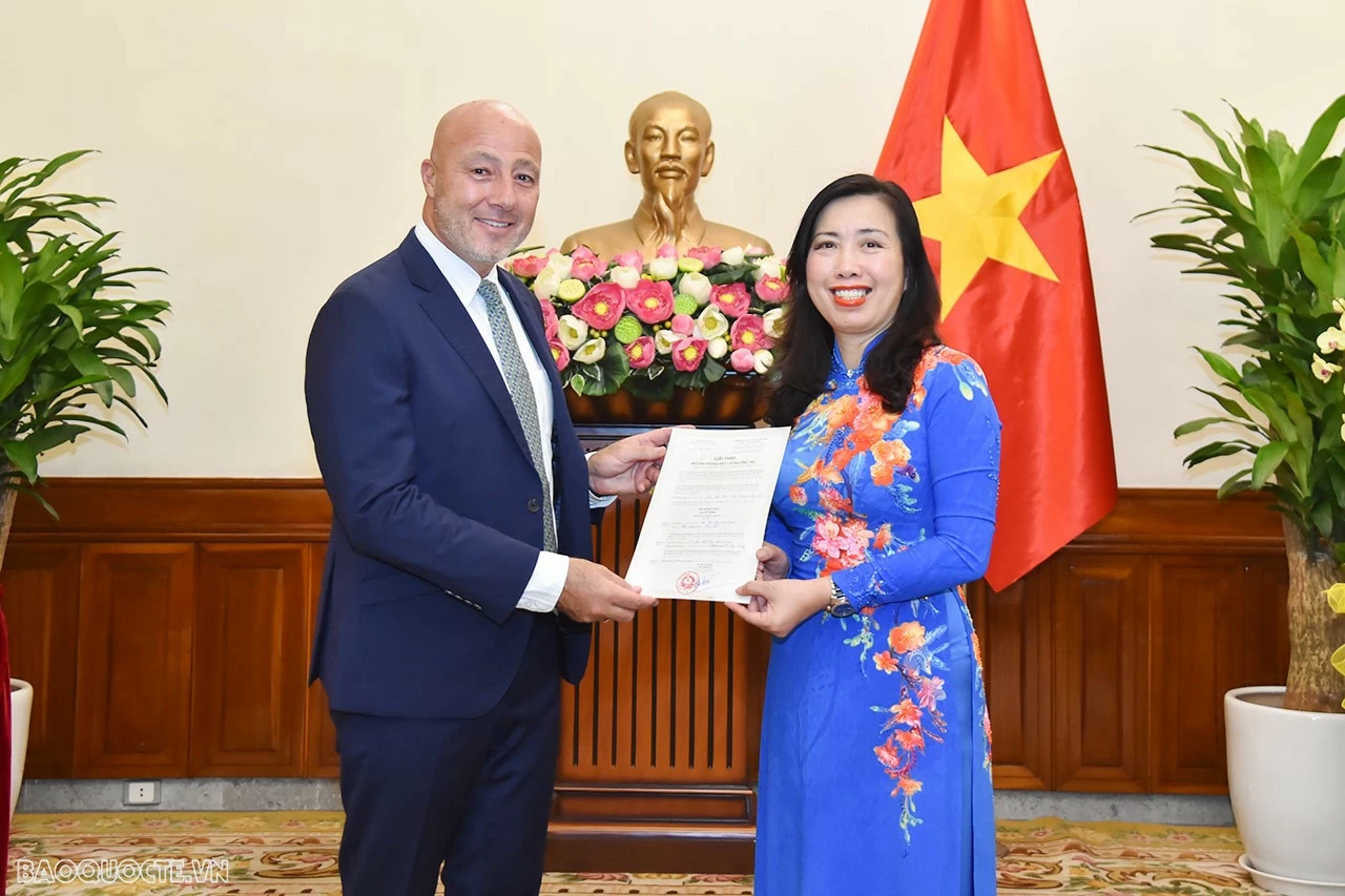 Trao giấy phép thành lập văn phòng thường trú tại Việt Nam cho Báo The New York Times Trao giấy phép thành lập văn phòng thường trú tại Việt Nam cho Báo The New York Times