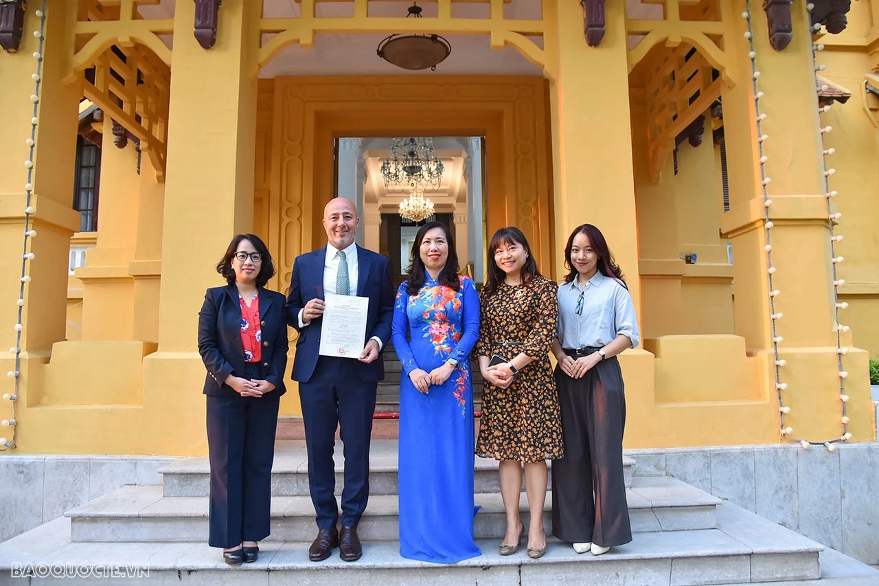 Trao giấy phép thành lập văn phòng thường trú tại Việt Nam cho Báo The New York Times Trao giấy phép thành lập văn phòng thường trú tại Việt Nam cho Báo The New York Times