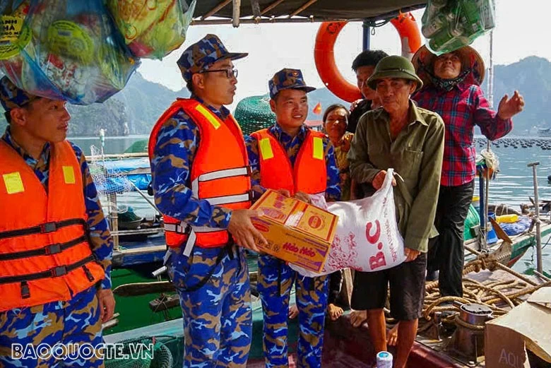 Lữ đoàn 170, Vùng 1 Hải quân tặng nhu yếu phẩm thiết yếu cho ngư dân đang tránh, trú bão tại Vịnh Bái Tử Long. (Ảnh: Đoàn Hiệp) Lữ đoàn 170, Vùng 1 Hải quân tặng nhu yếu phẩm thiết yếu cho ngư dân đang tránh, trú bão tại Vịnh Bái Tử Long. (Ảnh: Đoàn Hiệp)