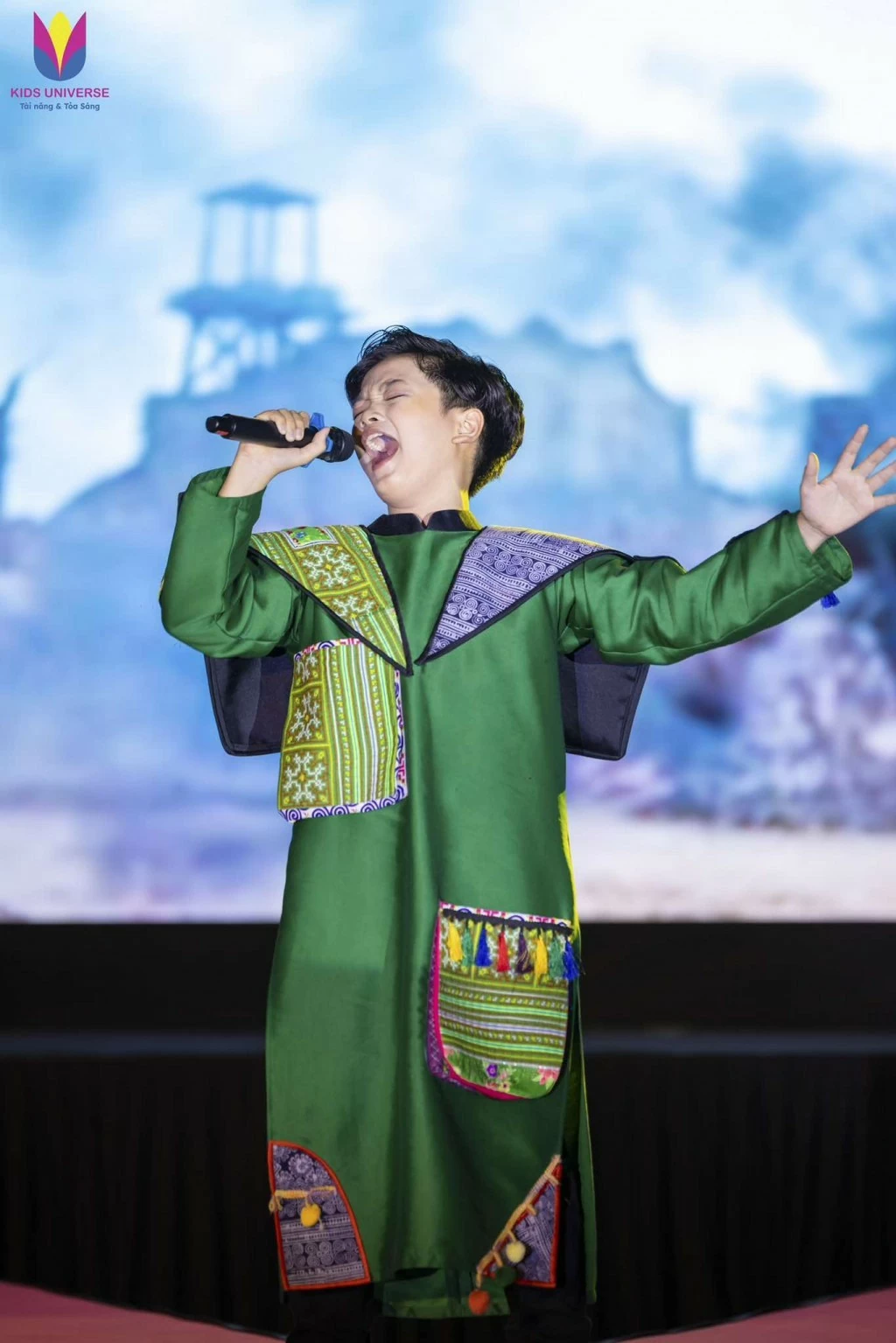 Ca sĩ nhí Cao Phú Quý tri ân các anh hùng liệt sĩ với ca khúc 'Vết Xuân trên dòng Thạch Hãn' Ca sĩ nhí Cao Phú Quý tri ân các anh hùng liệt sĩ với ca khúc 'Vết Xuân trên dòng Thạch Hãn'