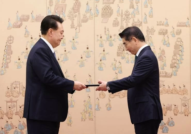 Vừa ngồi 'ghế nóng', tân Bộ trưởng Quốc phòng Hàn Quốc tuyên bố 'cứng' với Triều Tiên, khẳng định sẽ lập thế trận phòng thủ áp đảo Vừa ngồi 'ghế nóng', tân Bộ trưởng Quốc phòng Hàn Quốc tuyên bố 'cứng' với Triều Tiên, khẳng định sẽ lập thế trận phòng thủ áp đảo