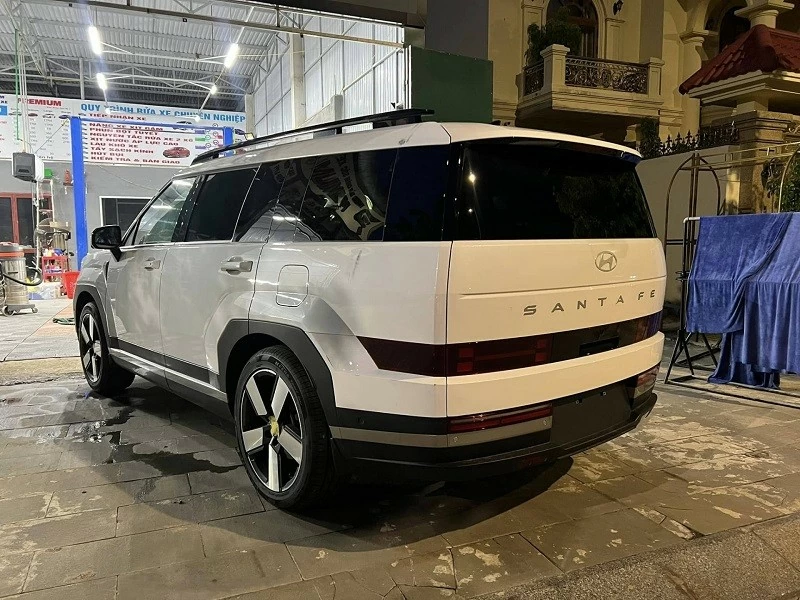 Phần đuôi xe Hyundai Santa Fe 2024 nhận nhiều lời đánh giá không được tốt từ cộng đồng mạng Phần đuôi xe Hyundai Santa Fe 2024 nhận nhiều lời đánh giá không được tốt từ cộng đồng mạng