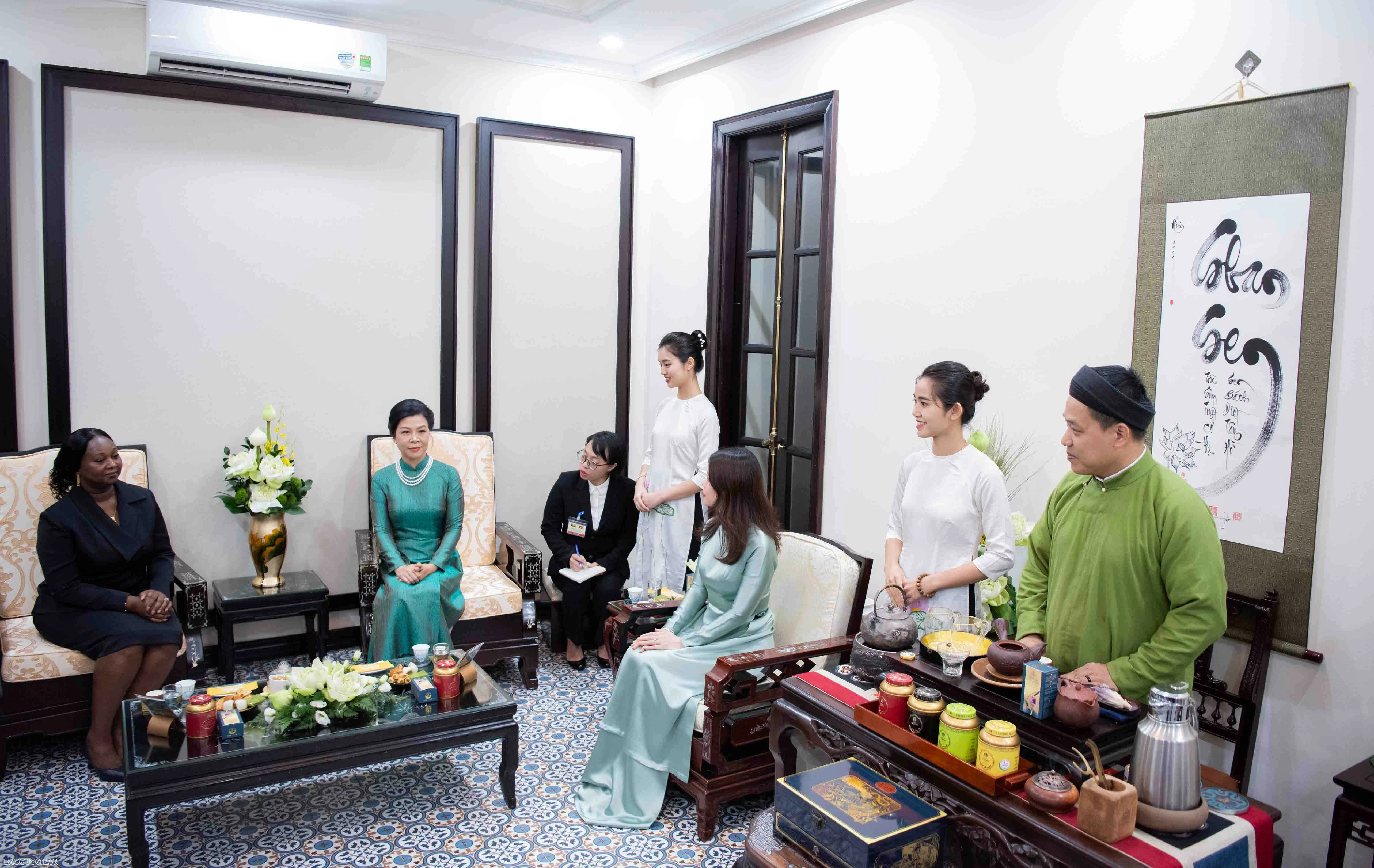 Hai phu nhân Việt Nam và Guinea-Bissau thưởng thức tiệc trà Hai phu nhân Việt Nam và Guinea Bissau thưởng thức tiệc trà