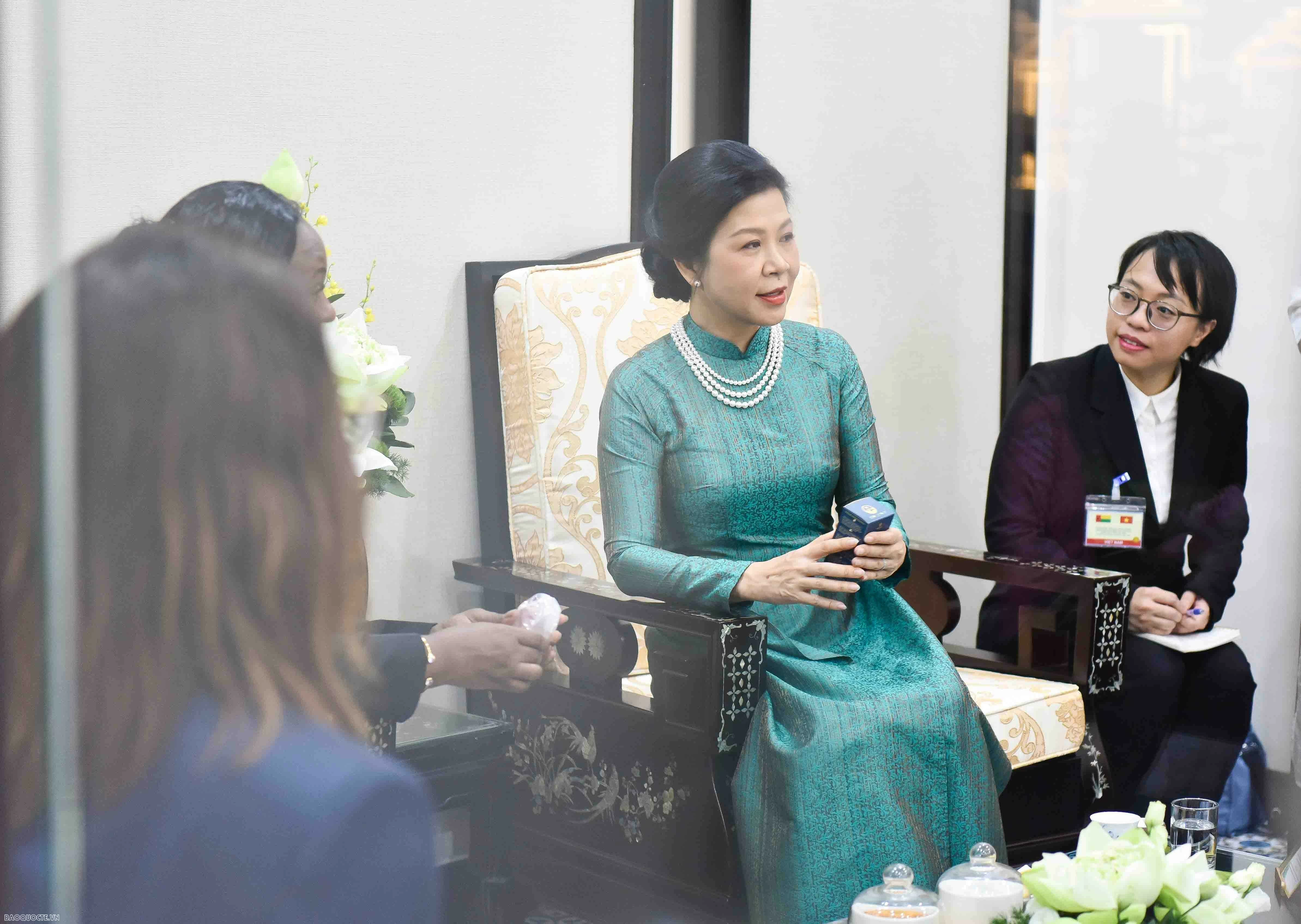 Hai phu nhân Việt Nam và Guinea-Bissau thưởng thức tiệc trà Hai phu nhân Việt Nam và Guinea Bissau thưởng thức tiệc trà