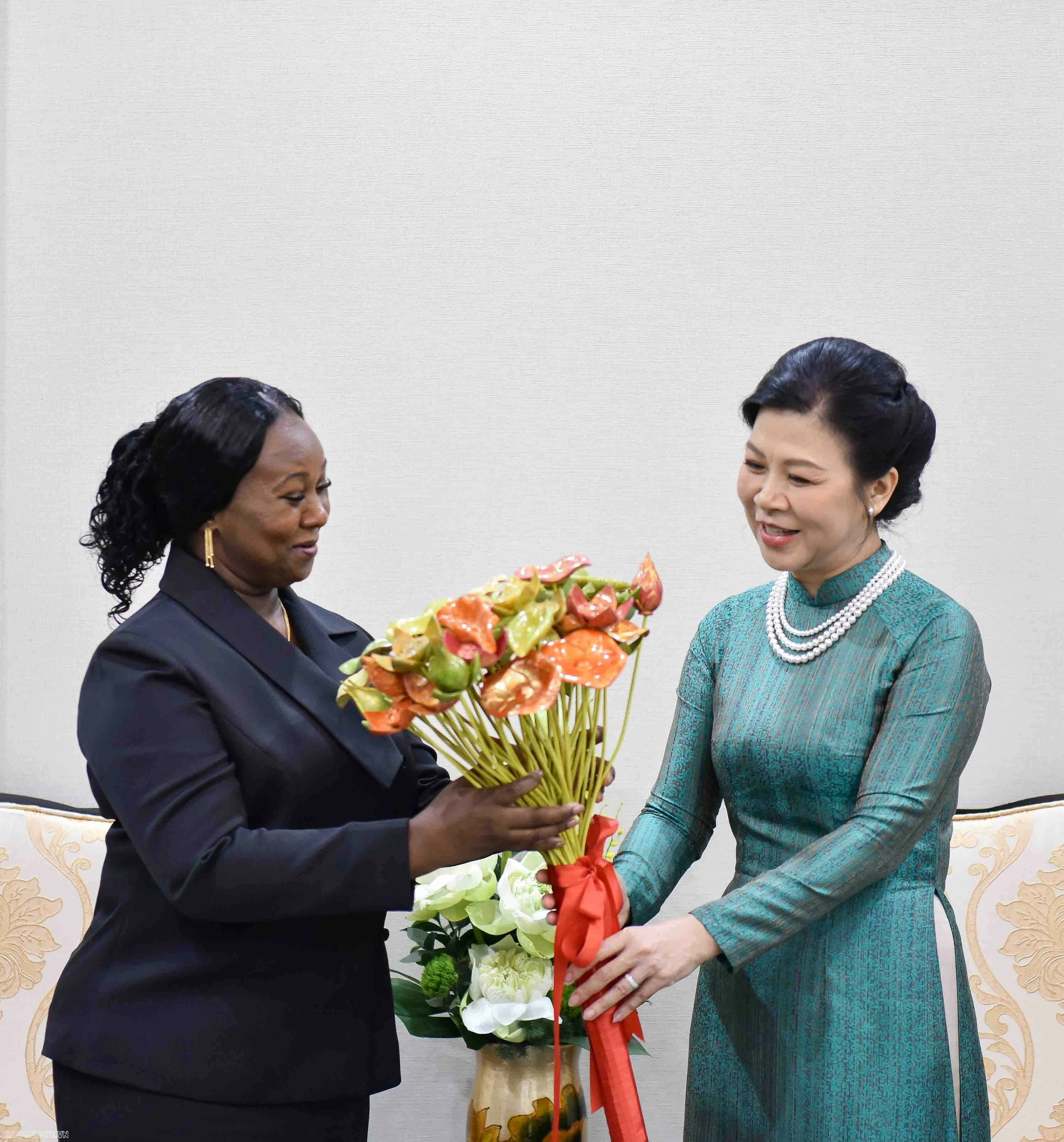 Hai phu nhân Việt Nam và Guinea-Bissau thưởng thức tiệc trà Hai phu nhân Việt Nam và Guinea Bissau thưởng thức tiệc trà