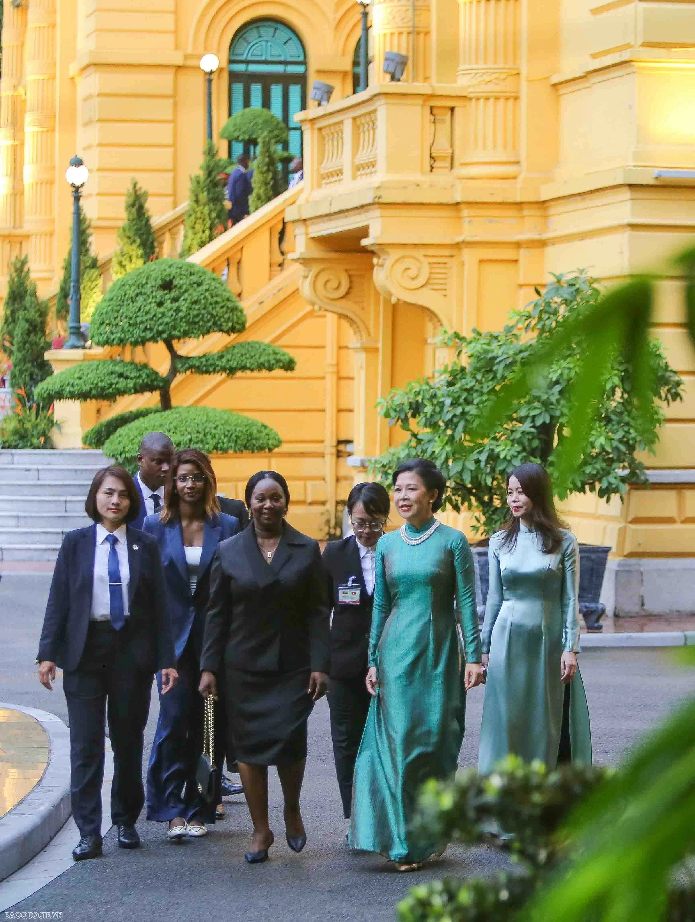 Hai phu nhân Việt Nam và Guinea-Bissau thưởng thức tiệc trà Hai phu nhân Việt Nam và Guinea Bissau thưởng thức tiệc trà