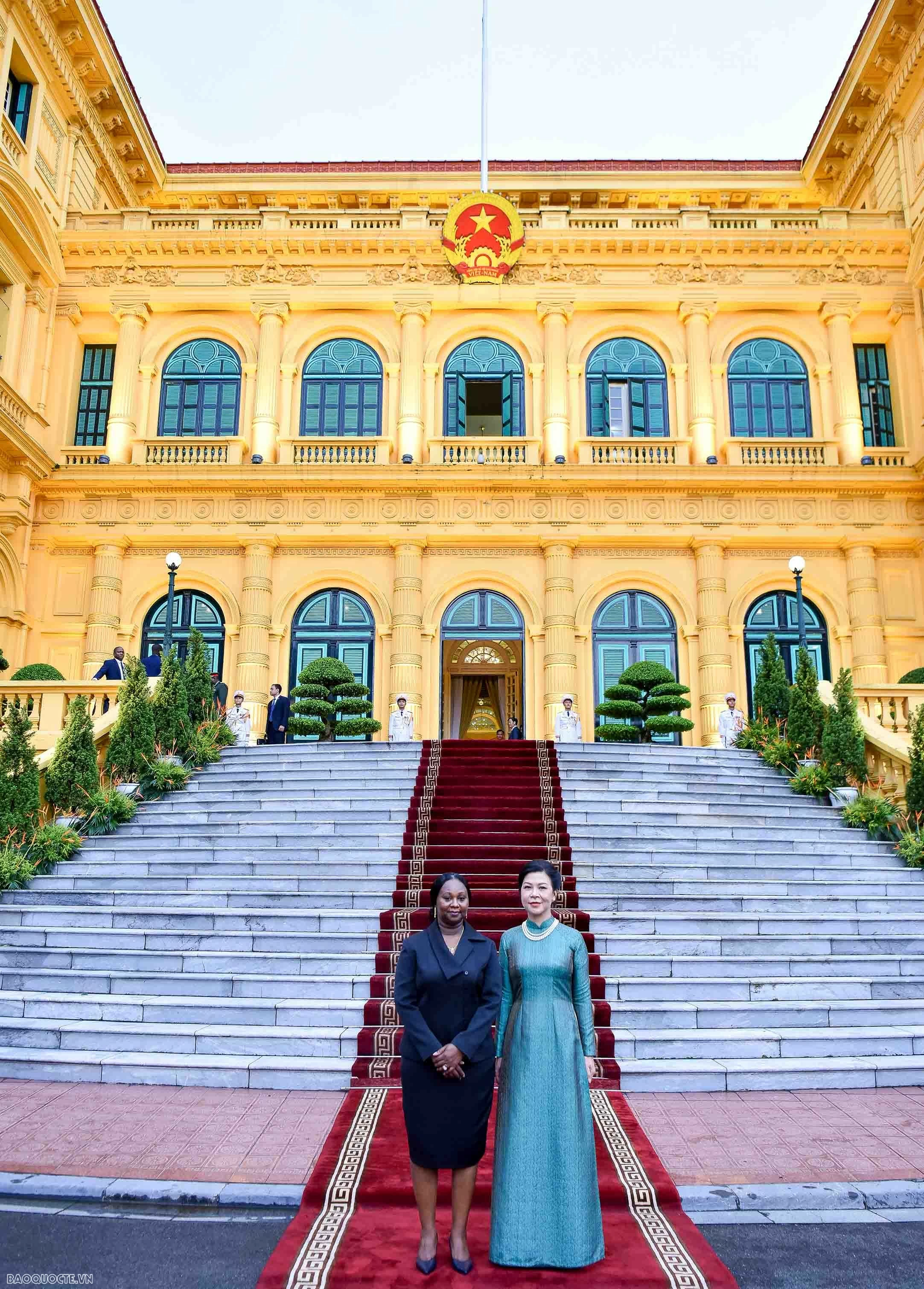 Hai phu nhân Việt Nam và Guinea-Bissau thưởng thức tiệc trà Hai phu nhân Việt Nam và Guinea-Bissau thưởng thức tiệc trà