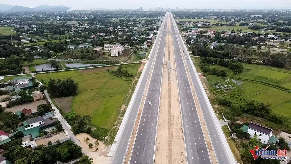 Bất động sản: Đại lộ Vinh - Cửa Lò với 12 làn xe lớn nhất Nghệ An đi qua xã Nghi Phong (huyện Nghi Lộc). Ảnh: Quốc Huy/Vietnamnet Bất động sản: Đại lộ Vinh - Cửa Lò với 12 làn xe lớn nhất Nghệ An đi qua xã Nghi Phong (huyện Nghi Lộc). Ảnh: Quốc Huy/Vietnamnet