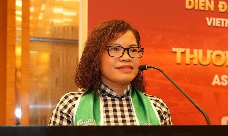 Bà Nguyễn Thu Len tại Diễn đàn hợp tác kinh tế Việt Nam - Asean tại Singapore. Bà Nguyễn Thu Len tại Diễn đàn hợp tác kinh tế Việt Nam - Asean tại Singapore.
