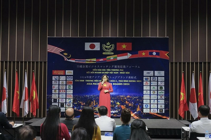 Chuyên gia thương hiệu Nguyễn Thu Len giới thiệu về Lens Group tại Diễn đàn Xúc Tiến Thương Mại - Kết Nối Doanh Nghiệp Việt Nam - Nhật Bản tại Tokyo. Chuyên gia thương hiệu Nguyễn Thu Len giới thiệu về Lens Group tại Diễn đàn Xúc Tiến Thương Mại - Kết Nối Doanh Nghiệp Việt Nam - Nhật Bản tại Tokyo.