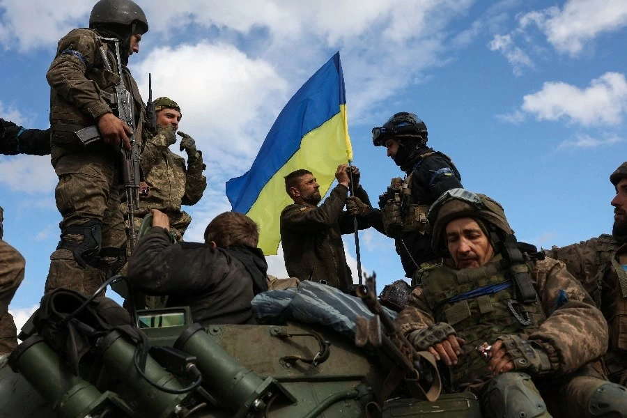 Ukraine hết tiền để chi trả phụ cấp cho binh sĩ, Anh kéo dài thời gian huấn luyện quân cho Kiev Ukraine hết tiền để chi trả phụ cấp cho binh sĩ, Anh kéo dài thời gian huấn luyện quân cho Kiev