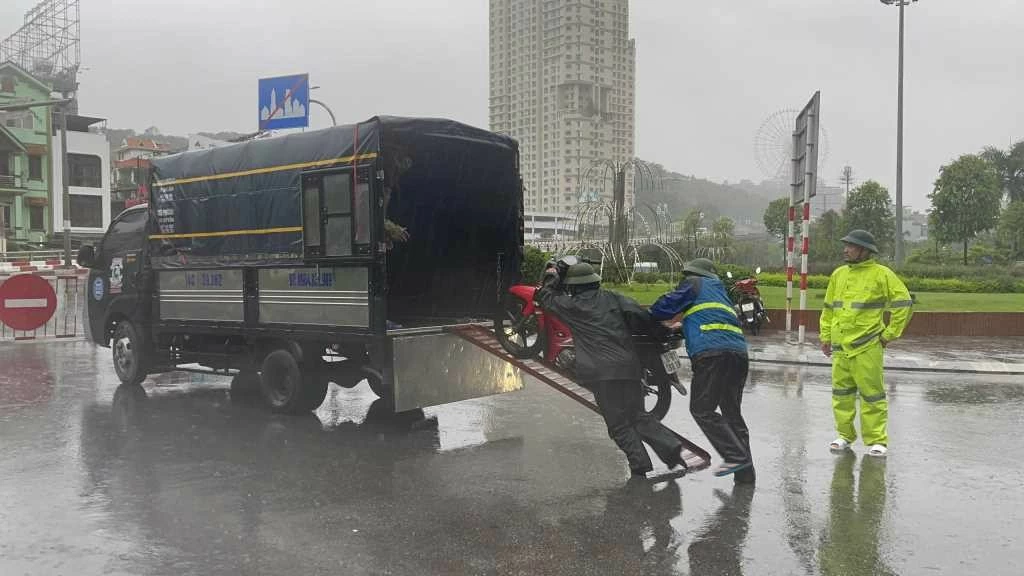 Cập nhật tin Bão Yagi: Quảng Ninh đảm bảo an toàn cho 2.417 khách lưu trú, thông báo tạm dừng thông quan các cửa khẩu, cấm phương tiện thô sơ qua cầu Cập nhật tin Bão Yagi: Quảng Ninh đảm bảo an toàn cho 2.417 khách lưu trú, thông báo tạm dừng thông quan các cửa khẩu, cấm phương tiện thô sơ qua cầu