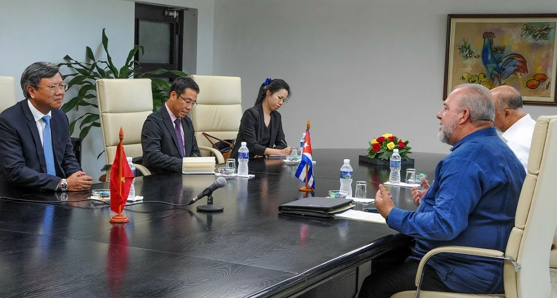 Đại sứ Lê Quang Long đến chào Thủ tướng Cuba Đại sứ Lê Quang Long đến chào Thủ tướng Cuba