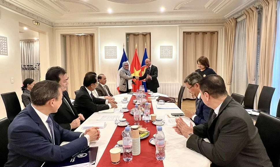 ĐSQ Việt Nam tại Pháp chuyển giao vai trò Chủ tịch luân phiên Ủy ban ASEAN tại Paris ĐSQ Việt Nam tại Pháp chuyển giao vai trò Chủ tịch luân phiên Ủy ban ASEAN tại Paris