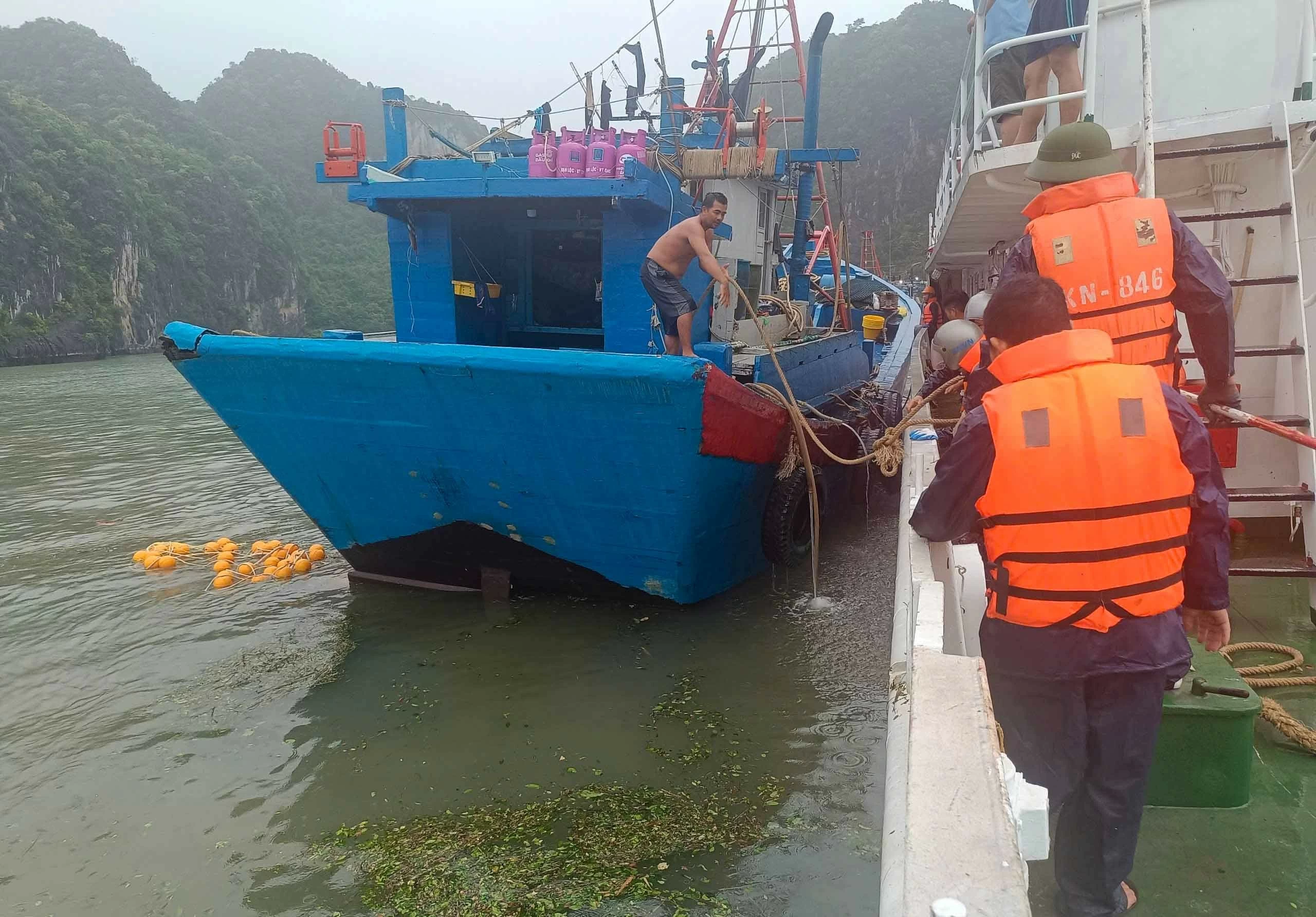 Hình ảnh các chiến sĩ hải quân kịp thời cứu giúp ngư dân trong cơn bão số 3 Hình ảnh các chiến sĩ hải quân kịp thời cứu giúp ngư dân trong cơn bão số 3