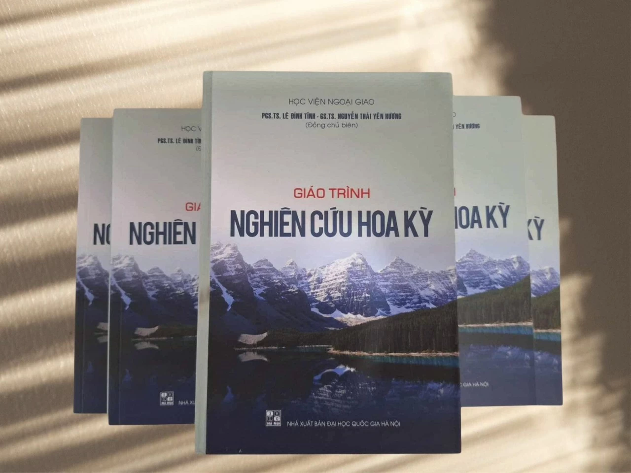 'Trái ngọt' của hai nhà nghiên cứu Hoa Kỳ lâu năm và nhóm tác giả trẻ 'Trái ngọt' của hai nhà nghiên cứu Hoa Kỳ lâu năm và nhóm tác giả trẻ