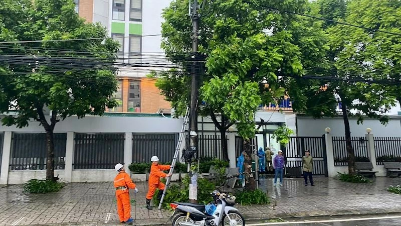 Hà Nội không chủ trương Công ty Điện lực Hoàng Mai tiến hành phát triển khai giải quyết ngay hậu quả do thiên tai gây ra điện diện rộng để phòng chống cơn bão số 3 Hà Nội không chủ trương Công ty Điện lực Hoàng Mai tiến hành phát triển khai giải quyết ngay hậu quả do thiên tai gây ra điện diện rộng để phòng chống cơn bão số 3