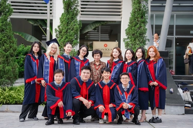 'Trái ngọt' của hai nhà nghiên cứu Hoa Kỳ lâu năm và nhóm tác giả trẻ 'Trái ngọt' của hai nhà nghiên cứu Hoa Kỳ lâu năm và nhóm tác giả trẻ