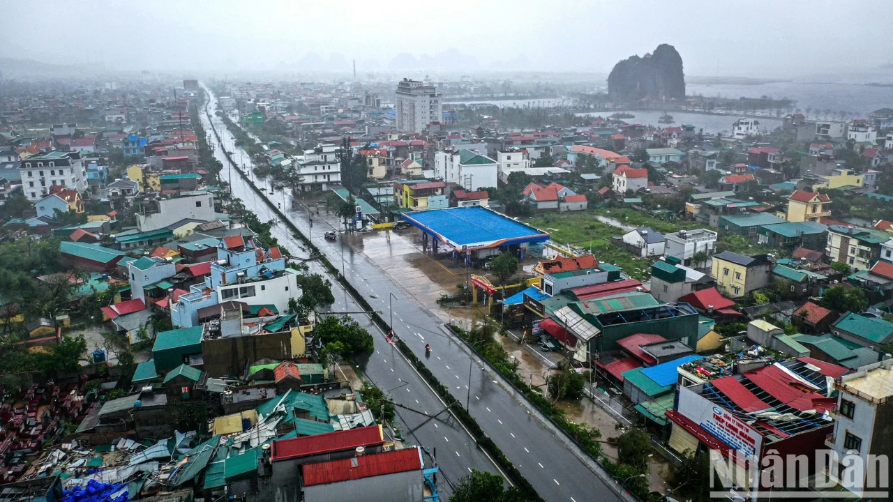 Hình ảnh đổ nát khi bão số 3 càn quét các địa phương phía Bắc Hình ảnh đổ nát khi bão số 3 càn quét các địa phương phía Bắc
