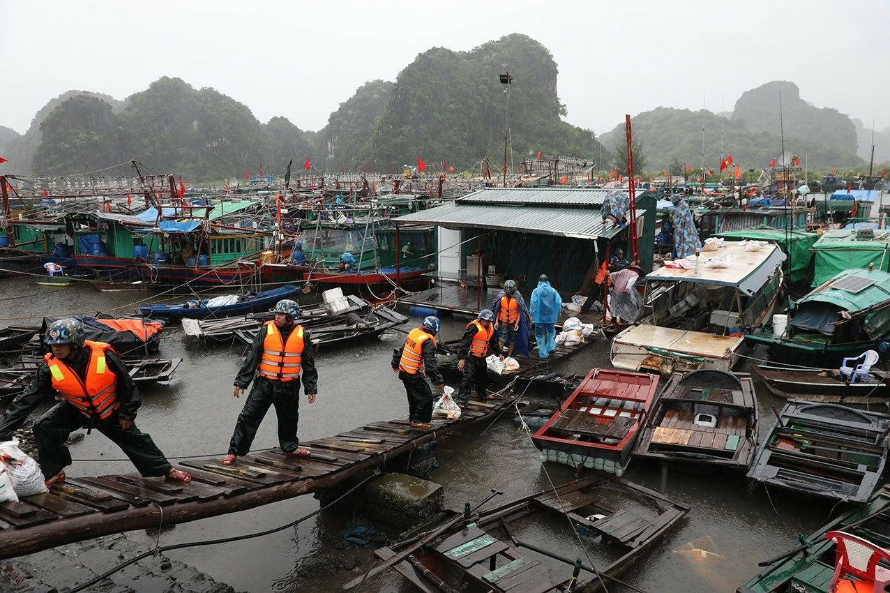 Hình ảnh đổ nát khi bão số 3 càn quét các địa phương phía Bắc Hình ảnh đổ nát khi bão số 3 càn quét các địa phương phía Bắc