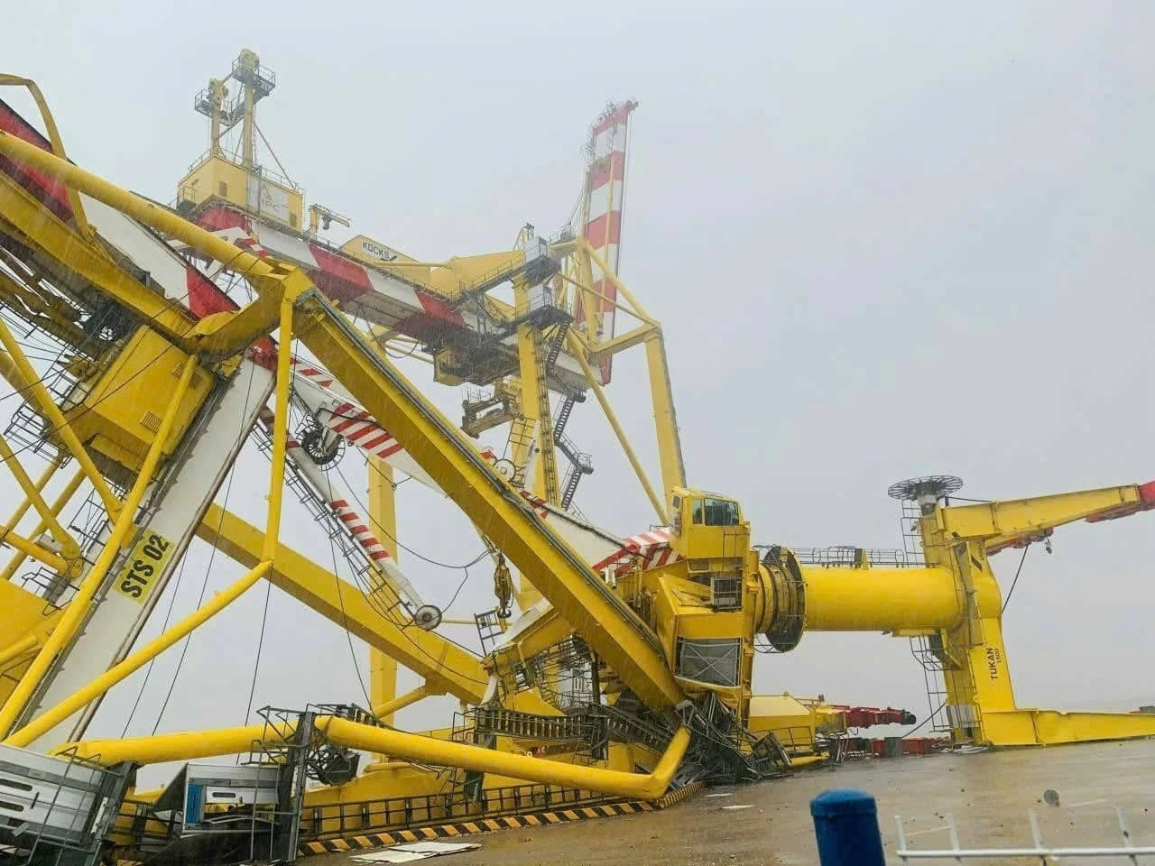 Hình ảnh đổ nát khi bão số 3 càn quét các địa phương phía Bắc Hình ảnh đổ nát khi bão số 3 càn quét các địa phương phía Bắc