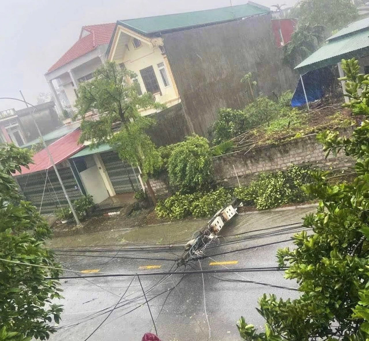 Hình ảnh đổ nát khi bão số 3 càn quét các địa phương phía Bắc Hình ảnh đổ nát khi bão số 3 càn quét các địa phương phía Bắc