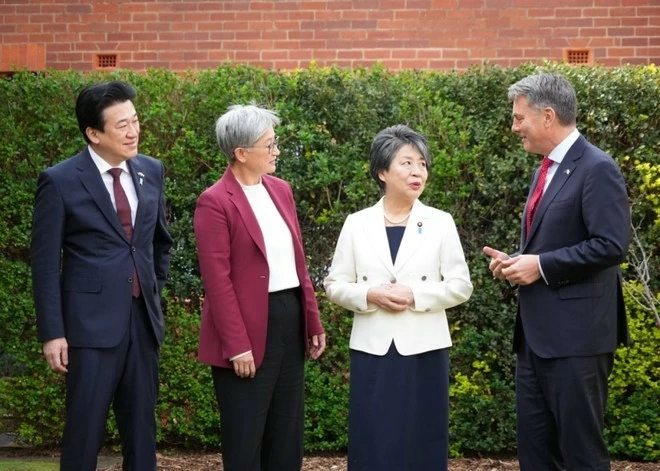 Australia, Nhật Bản lên án hành động "nguy hiểm" của Trung Quốc ở Biển Đông Australia, Nhật Bản lên án hành động "nguy hiểm" của Trung Quốc ở Biển Đông