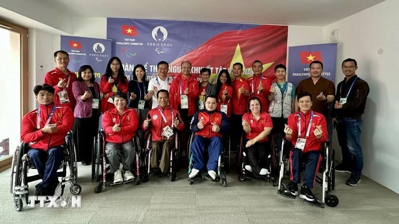 Đại sứ Việt Nam tại Pháp Đinh Toàn Thắng và đoàn thể thao người khuyết tật Việt Nam chụp ảnh lưu niệm. (Ảnh: Thu Hà/TTXVN) Đại sứ Việt Nam tại Pháp Đinh Toàn Thắng và đoàn thể thao người khuyết tật Việt Nam chụp ảnh lưu niệm. (Ảnh: Thu Hà/TTXVN)