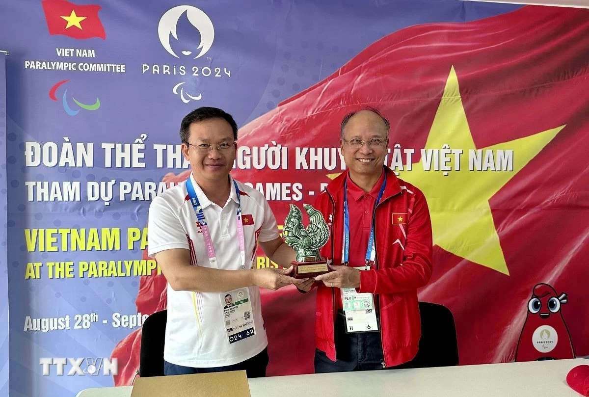Đại sứ Việt Nam tại Pháp Đinh Toàn Thắng tặng quà lưu niệm cho đoàn thể thao người khuyết tật Việt Nam. (Ảnh: Thu Hà/TTXVN) Đại sứ Việt Nam tại Pháp Đinh Toàn Thắng tặng quà lưu niệm cho đoàn thể thao người khuyết tật Việt Nam. (Ảnh: Thu Hà/TTXVN)