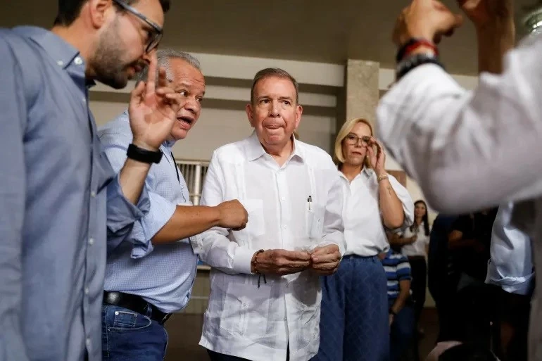 Bị ban lệnh bắt giữ, ứng cử viên đối lập Venezuela rời khỏi đất nước tới Tây Ban Nha Bị ban lệnh bắt giữ, ứng cử viên đối lập Venezuela rời khỏi đất nước tới Tây Ban Nha