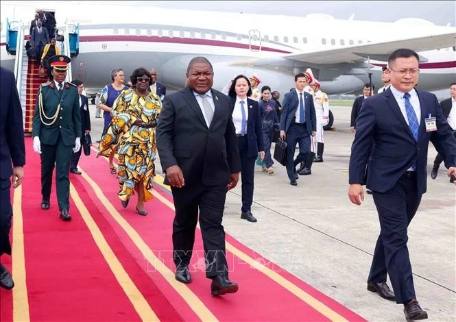 Tổng thống Mozambique bắt đầu thăm chính thức Việt Nam Tổng thống Mozambique bắt đầu thăm chính thức Việt Nam