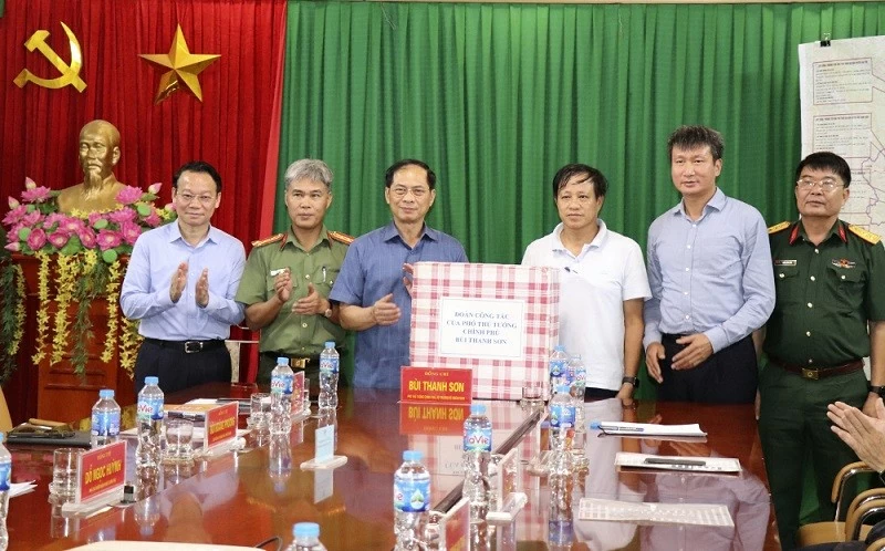 Phó Thủ tướng Bùi Thanh Sơn kiểm tra công tác ứng phó với thiên tai tại Yên Bái Phó Thủ tướng Bùi Thanh Sơn kiểm tra công tác ứng phó với thiên tai tại Yên Bái