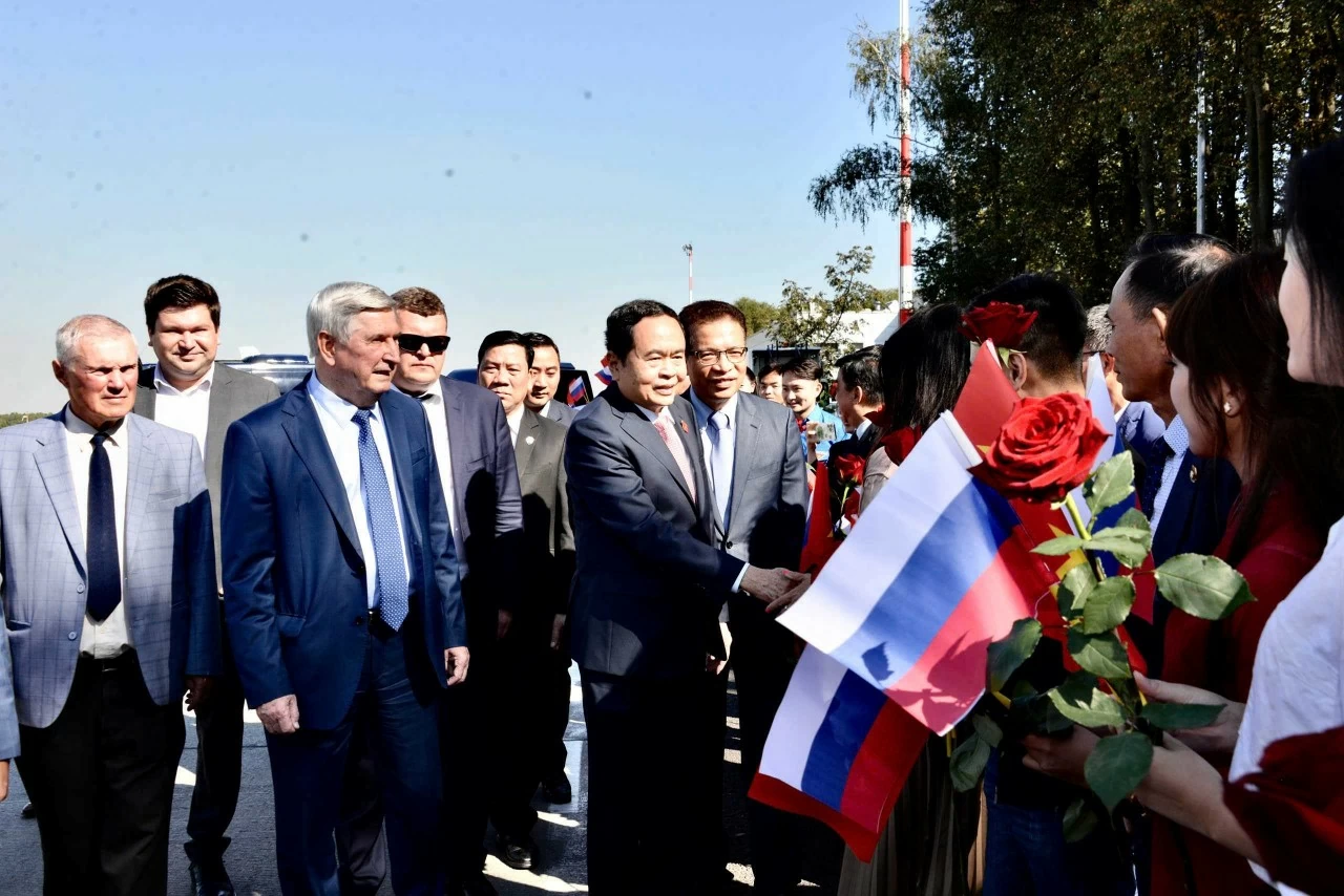 Chủ tịch Quốc hội Trần Thanh Mẫn đến Moscow, bắt đầu thăm chính thức Liên bang Nga Chủ tịch Quốc hội Trần Thanh Mẫn đến Moscow, bắt đầu thăm chính thức Liên bang Nga