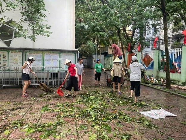 Chủ tịch UBND TP Hà Nội chỉ đạo việc xử lý cây xanh gãy đổ sau cơn bão số 3 Chủ tịch UBND TP Hà Nội chỉ đạo việc xử lý cây xanh gãy đổ sau cơn bão số 3