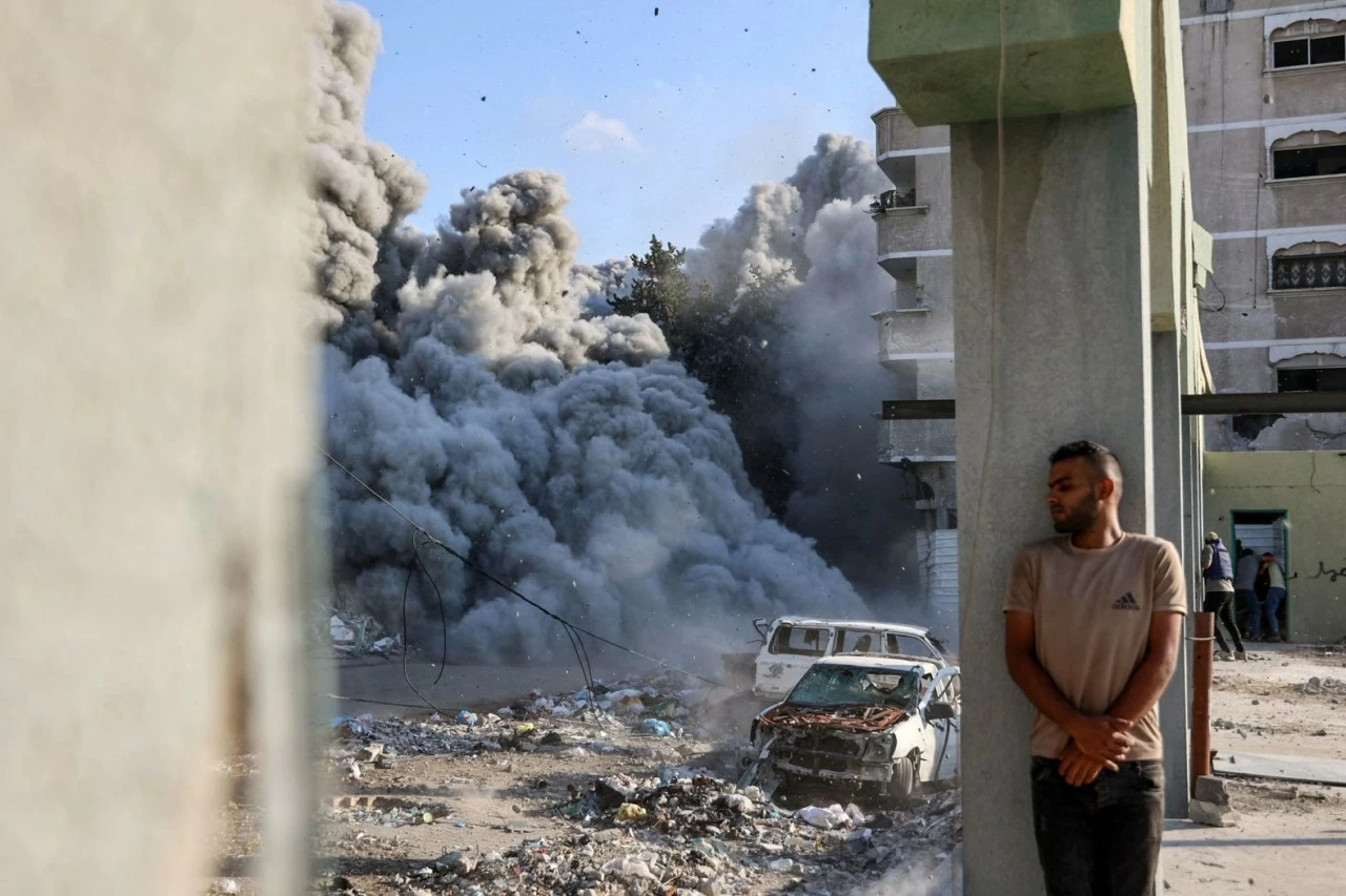 Người đàn ông ẩn núp sau cuộc không kích của Israel ở ngoại ô thành phố Gaza, ngày 1/9. Xung đột Israel-Hamas nổ ra tại Gaza từ tháng 10/2023 đến nay vẫn không có dấu hiệu chấm dứt, bất chấp lời kêu gọi ngừng bắn của cộng đồng quốc tế. (Nguồn: AFP/Getty Images) Người đàn ông ẩn núp sau cuộc không kích của Israel ở ngoại ô thành phố Gaza, ngày 1/9. Xung đột Israel-Hamas nổ ra tại Gaza từ tháng 10/2023 đến nay vẫn không có dấu hiệu chấm dứt, bất chấp lời kêu gọi ngừng bắn của cộng đồng quốc tế. (Nguồn: AFP/Getty I
