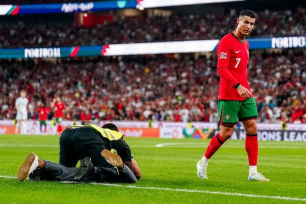 Thêm 1 CĐV quá khích ‘phá vòng vây’ vì Ronaldo Thêm 1 CĐV quá khích ‘phá vòng vây’ vì Ronaldo