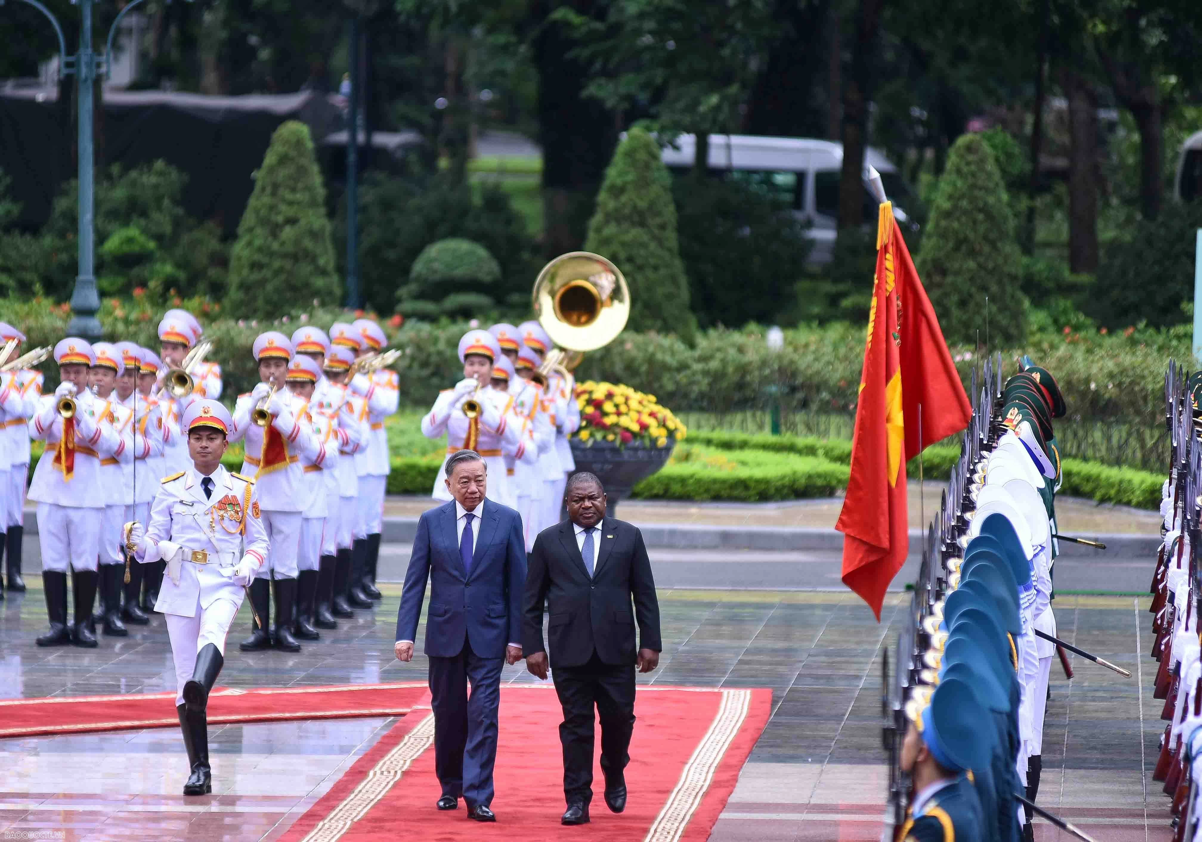 Tổng Bí thư, Chủ tịch nước Tô Lâm mời Tổng thống Mozambique duyệt đội danh dự. Tổng Bí thư, Chủ tịch nước Tô Lâm mời Tổng thống Mozambique duyệt đội danh dự.