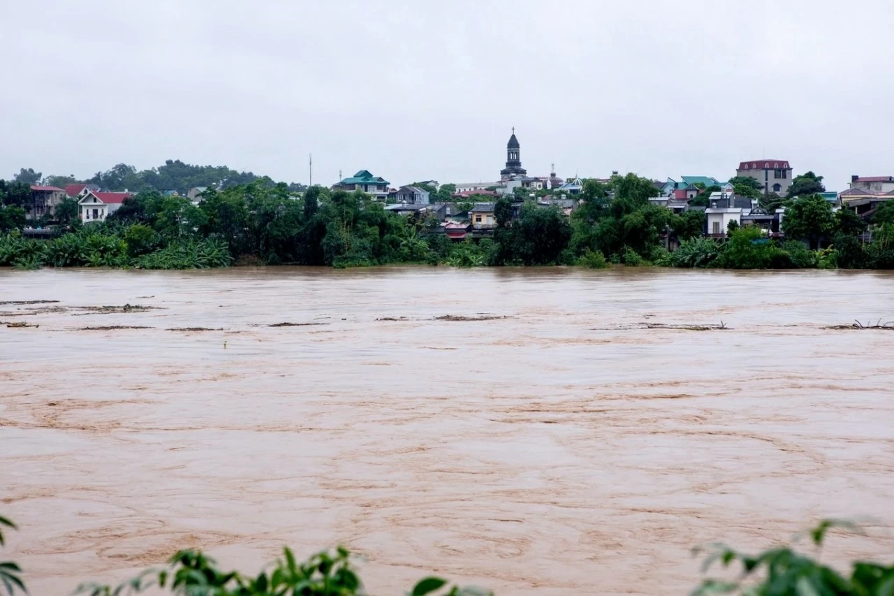 Hiện nay, trên sông Hồng chảy qua Yên Bái lũ đang lên nhanh, mực nước lúc 21h ngày 8/9 là 32,98m (trên báo động 3). Hiện nay, trên sông Hồng chảy qua Yên Bái lũ đang lên nhanh, mực nước lúc 21h ngày 8/9 là 32,98m (trên báo động 3).